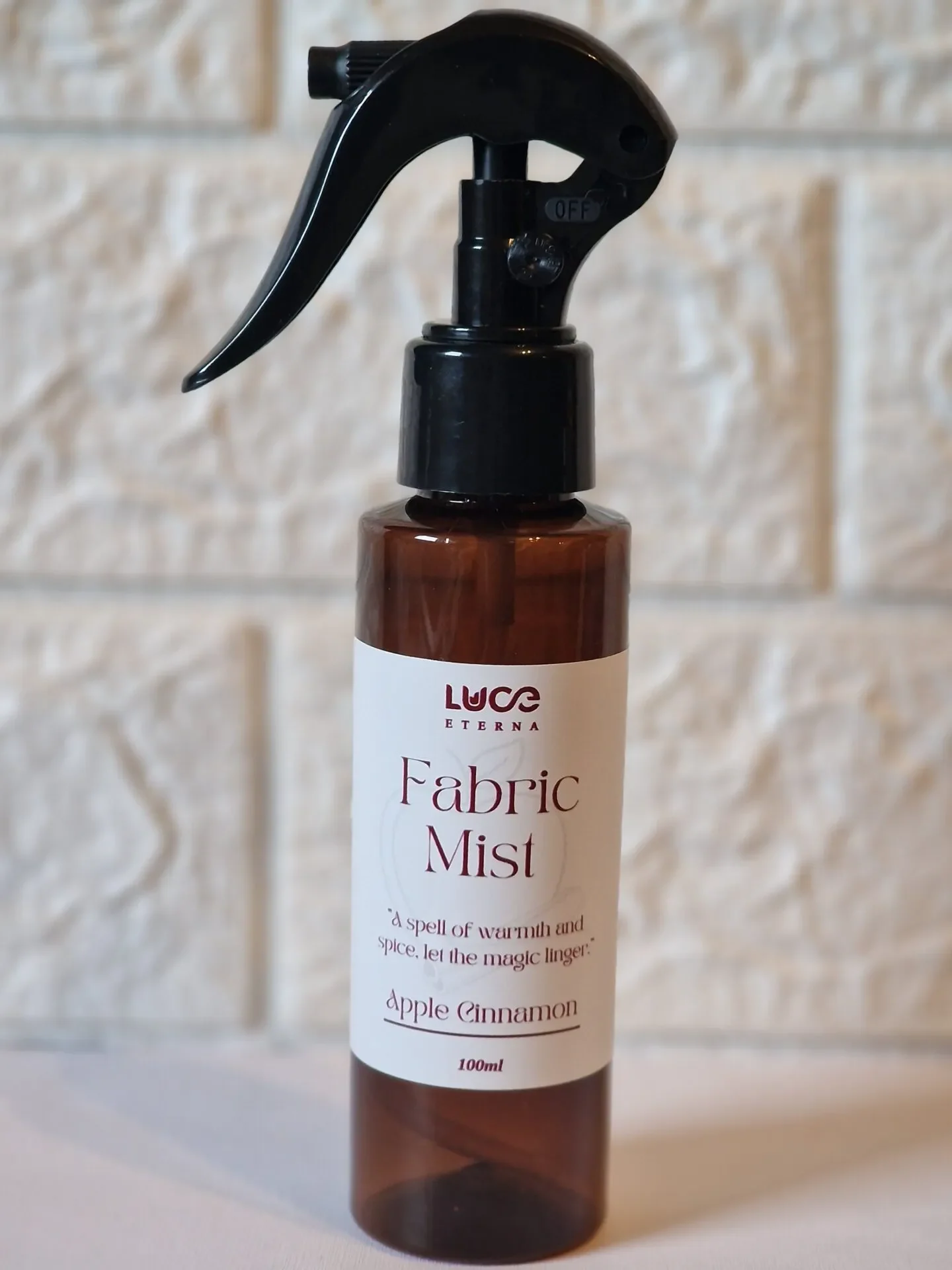 Luce-Eterna-Fabric-Mist-Apple-Cinnamon Apple Cinnamon Fabric Mist - 100 ml - Image 1