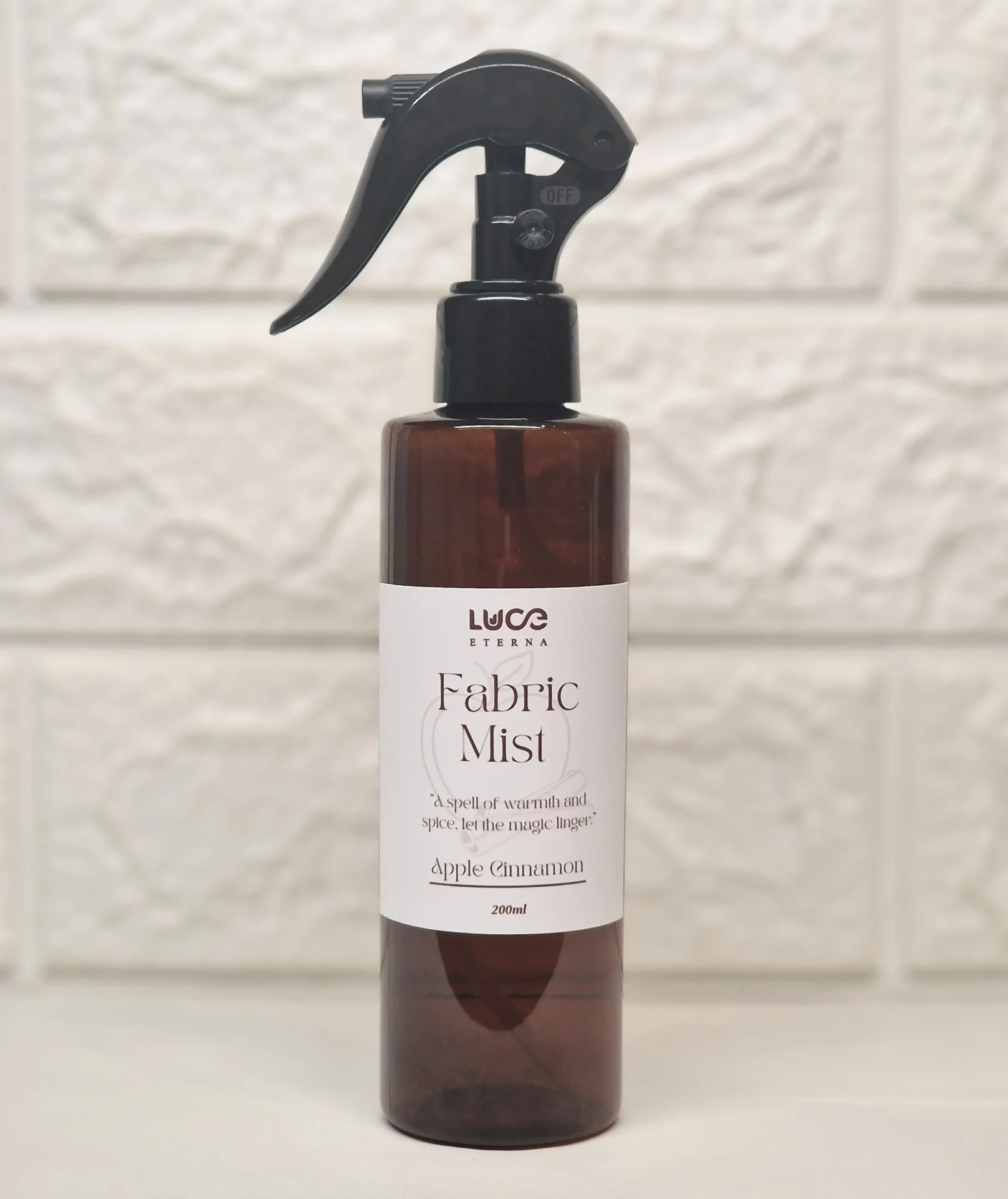 Apple Cinnamon Fabric Mist - 200 ml - Luce Eterna Apple Cinnamon Fabric Mist - 200 ml - Image 1