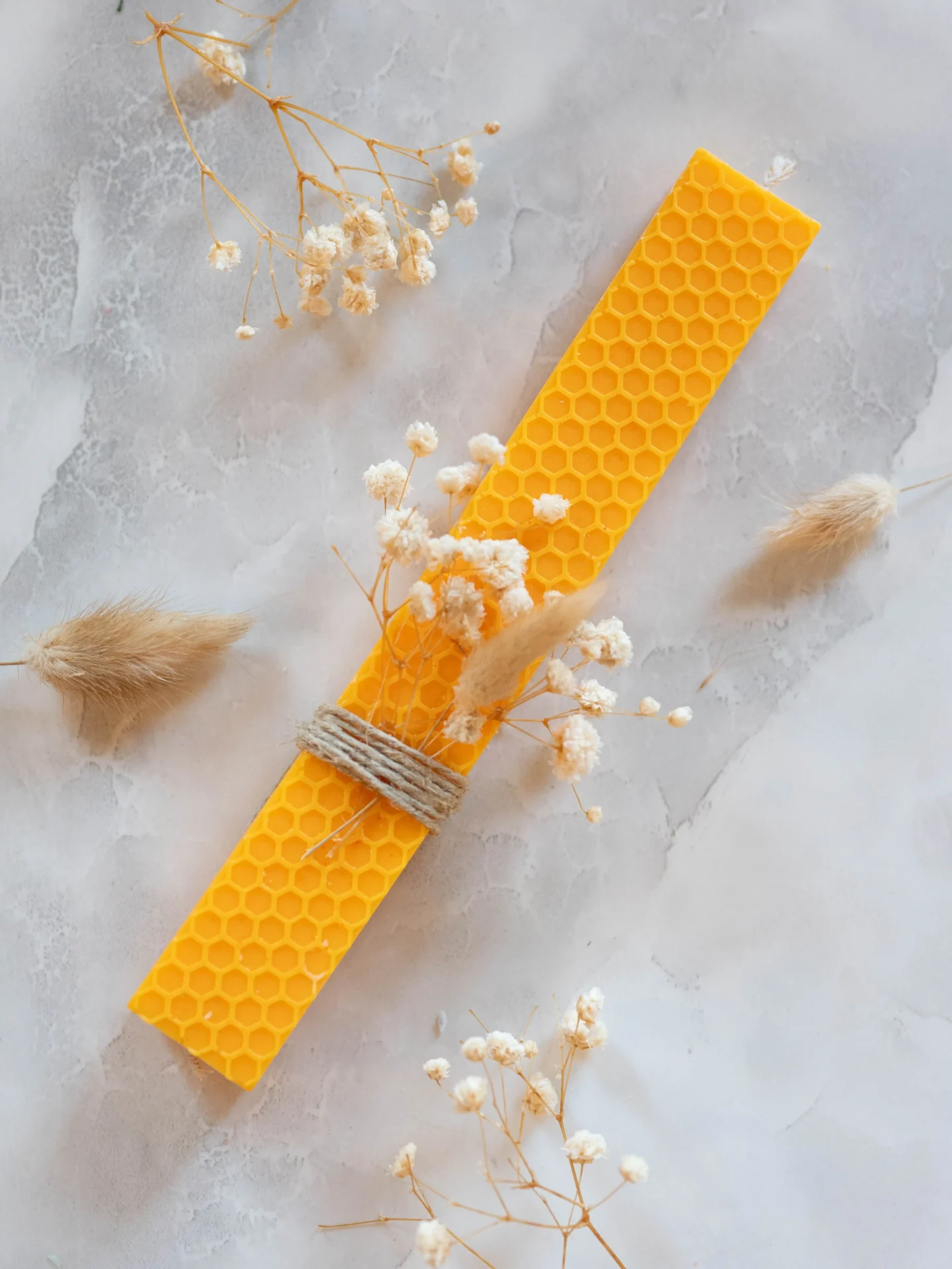 kitrini-labada-kirithra-me-apoxiramena-louloudia - Luce Eterna Κίτρινη Λαμπάδα Κηρήθρα με Αποξηραμένα Λουλούδια - Image 1